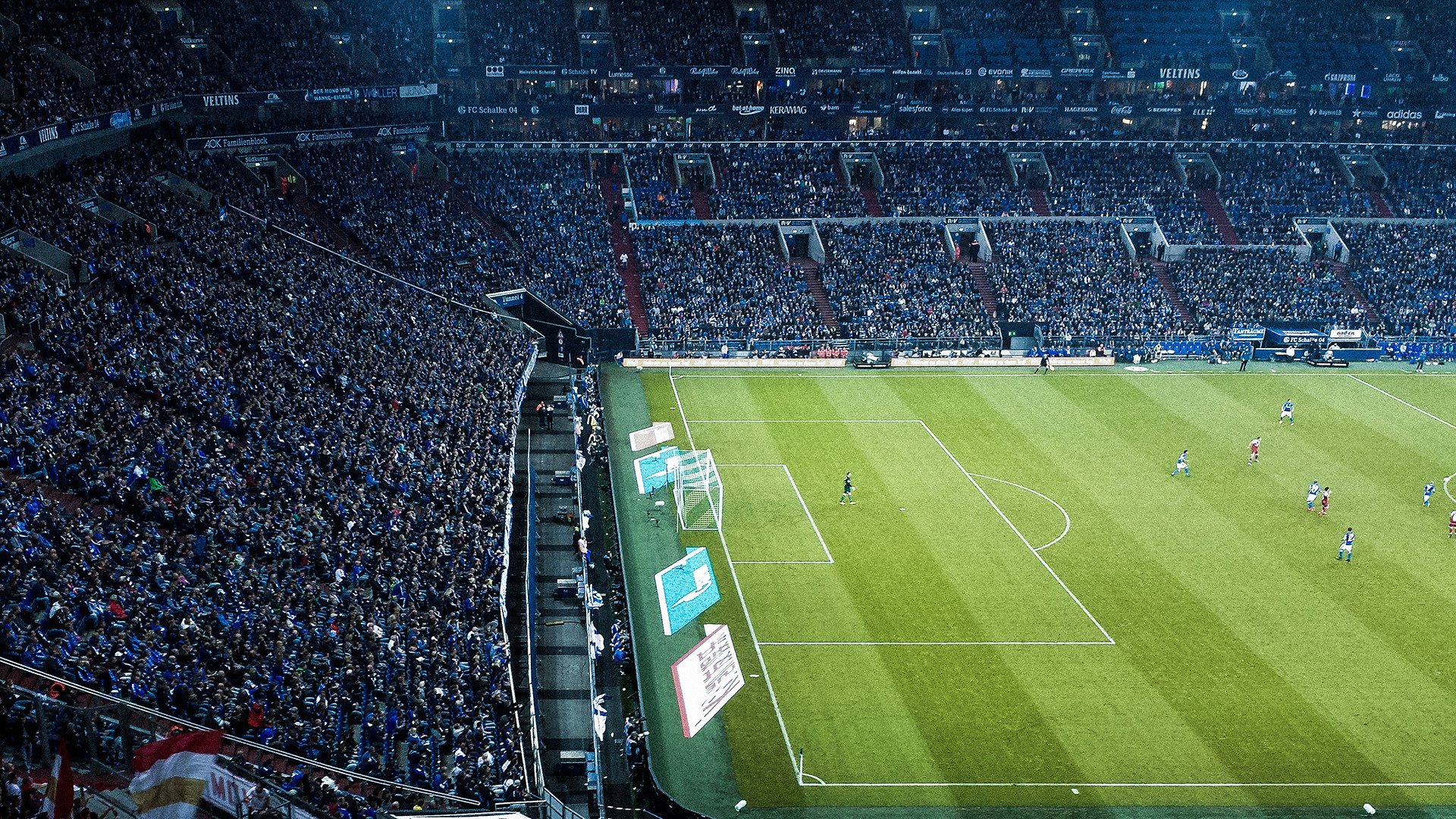 开云体育中国官方网站-球队临场指挥反应迅速面对突发状况战术切换行云流水，足球比赛临场指挥